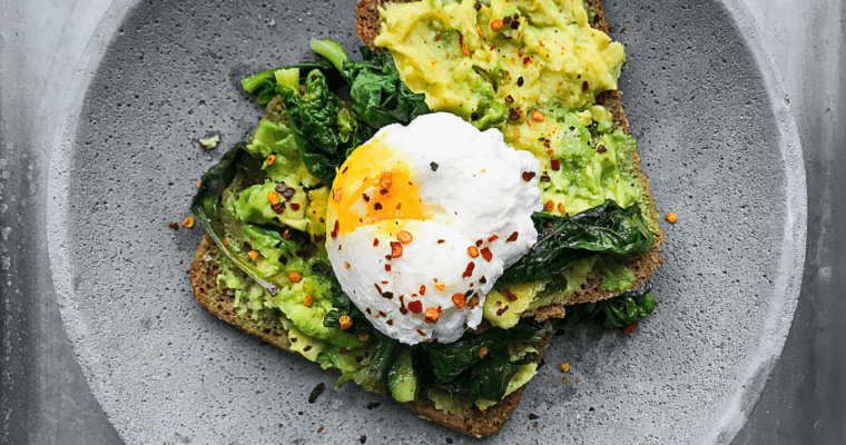 Green flavors : Avocado Toast with Poached Egg and Kale